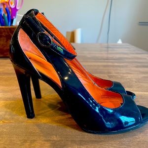 Via Spiga navy patent leather pumps- size 6